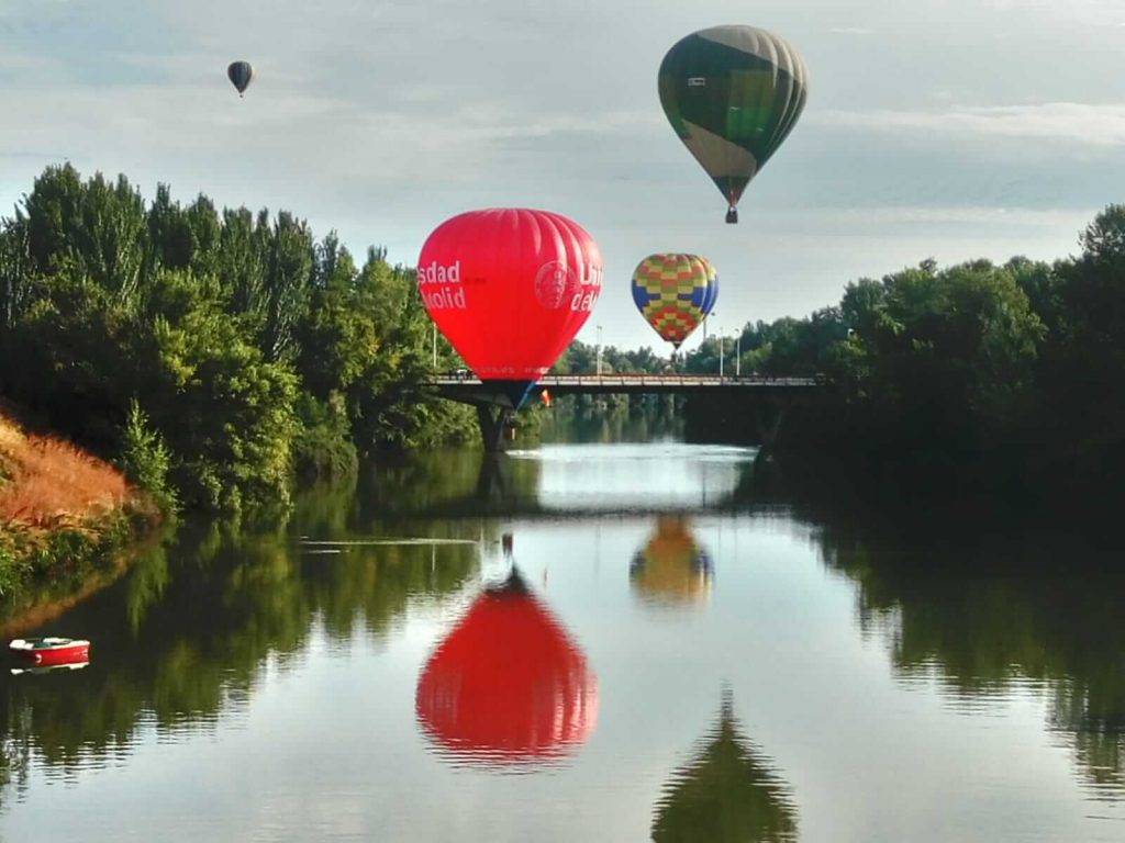 Algunos participantes buscan las corrientes de aire favorable cerca del Pisuerga.