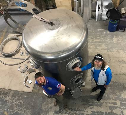 Oscar and Fedor Konyukhov junto a la cápsula que necesitarán para batir este récord. Oscar and Fedor Konyukhov junto a la cápsula que necesitarán para batir este récord.